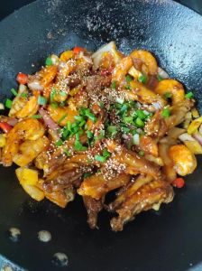 干锅鸡尾虾的家常做法_实惠干锅鸡尾虾，鸡肉虾鲜又美味