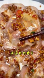 广式白切猪脚的做法_猪脚去骨慢炖泡冰水，爽弹美味蘸沙姜蓉