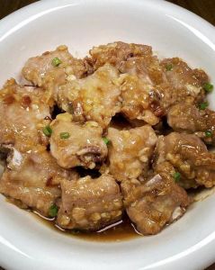 蒸排骨的家常做法_蒸排骨脱骨香，淀粉醋腌是关键