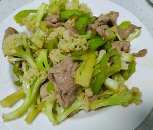 花菜炒肉要不要焯水_花菜炒肉不焯水妙招，鲜嫩可口易上手