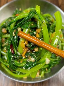 蒜蓉拌茼蒿的家常做法_蒜蓉拌茼蒿，清爽家常菜，简单又美味！
