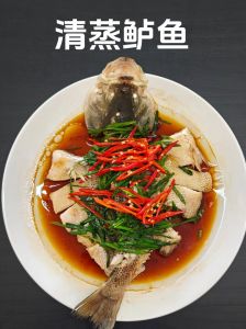 两斤鲈鱼蒸几分钟就可以了_蒸鲈鱼8-10分钟，葱姜腌入味，熟透淋油增香