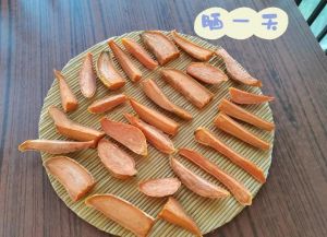 红薯果脯的制作方法_挑好薯，加糖烤，耐心做美味