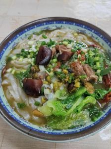 岑溪狗肉粉的配料做法_八角桂皮香，狗肉多种炖法