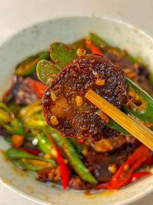 牛肉香肠的做法及配料_蒜香黑胡椒牛肉馅烤制全攻略