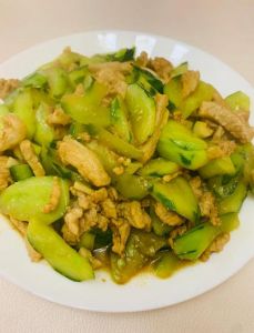 清炒青瓜家常做法_爽脆炒青瓜，简单又开胃！