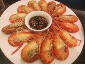 清蒸海虾的做法大全_亮壳弹身，加料刷洗，蘸料生菜，鲜美可口！