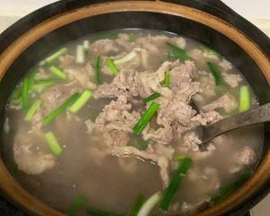 生滚牛肉汤最简单的做法_腌好牛肉，汤鲜味美！