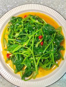 番薯叶怎么炒豆腐泡_家常炒番薯叶豆腐泡，美味又简单！