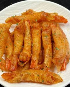 软炸凤尾虾的做法_酥脆美味做法分享