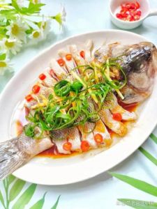 鲈鱼蒸15分钟熟了吧_清蒸鲈鱼多长时间？大小火力是关键