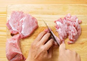 切猪肉正确手法图解_猪肉斜着切，嫩滑不散烂！