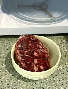 化冻后的牛肉片用开水能烫熟吗_冷冻牛肉别用开水烫，正确解冻和烹饪保营养！