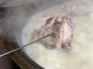 大锅煮羊肉的正确方法_炖羊肉好肉预处理加香料慢炖，出锅调味别忘