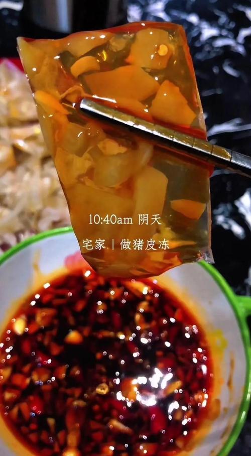 电饭锅熬皮冻做法_北方家常猪皮冻，31水皮比例做法简单