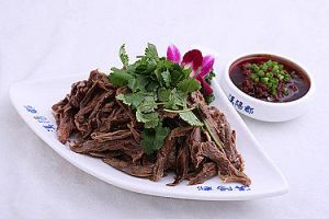 狗肉蘸酱的做法_香料慢炖腌入味
