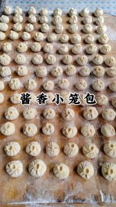 酱香肉包子馅放羊葱吗的做法_酱香肉包子，松软多汁，做法简单！