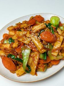鸡蛋炒年糕家常做法大全_鸡蛋炒年糕，家常美味，简单营养！