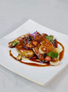 鹅肝一般是搭配什么_鹅肝配酒松露解腻，煎炒酱料样样行