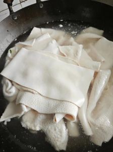 煮猪皮多长时间就熟了_高压锅煮猪皮快，普通锅要1小时，看软黄透就熟了