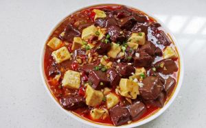 猪血豆腐焯水加碱会更嫩吗_焯水加碱，猪血豆腐更嫩滑！