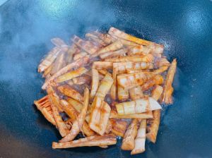 焯过水的春笋炒多久能熟_春笋炒腊肉，快炒3-5分钟