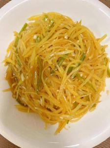 爆炒土豆丝要不要焯水_家常炒土豆丝，焯水更脆爽？做法大