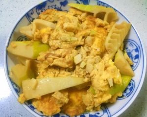 竹笋炒鸡蛋用不用焯水_竹笋炒鸡蛋，鲜嫩营养，做法简单！