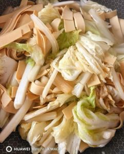 白菜炖干豆腐的家常做法_白菜炖干豆腐，营养美味，简单实惠家常菜！