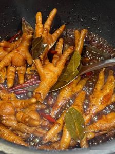 正宗卤水鸡爪的做法_魂牵梦绕卤水鸡爪，香料火候是关键！