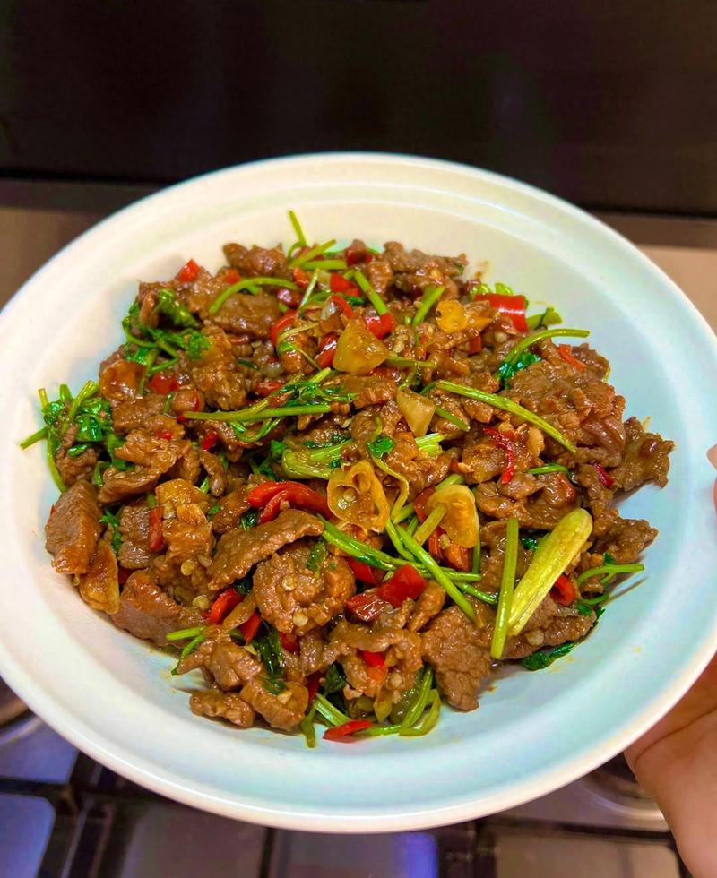 川菜小炒黄牛肉的做法_小炒黄牛肉,鲜嫩入味,简单易学! 川菜小炒黄牛肉的做法_小炒黄牛肉,鲜嫩入味,简单易学!