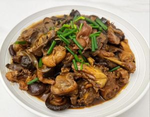 土鸡炖蘑菇的家常做法_小鸡炖蘑菇，鲜美醇厚，新手易学！