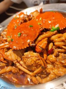 鸡爪蟹肉煲的家常做法_香辣蟹块鸡爪煲，家常下饭菜