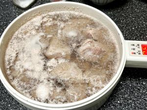 小排骨煮20分钟熟了吗_煮排骨20分钟，筷子插透就熟了！