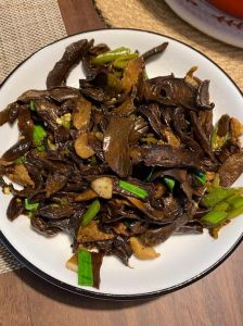 干菇类的做法大全_泡发菌菇用温水，香菇焖鸡做法香浓营养