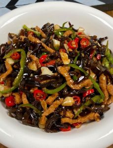 鱼香肉丝的木耳用不用焯水_木耳脆嫩肉丝滑嫩，关键鱼香汁和火候！