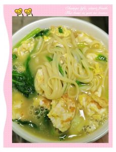 炝锅挂面的家常做法_白菜帮带糊香，大火浓汤下饭香