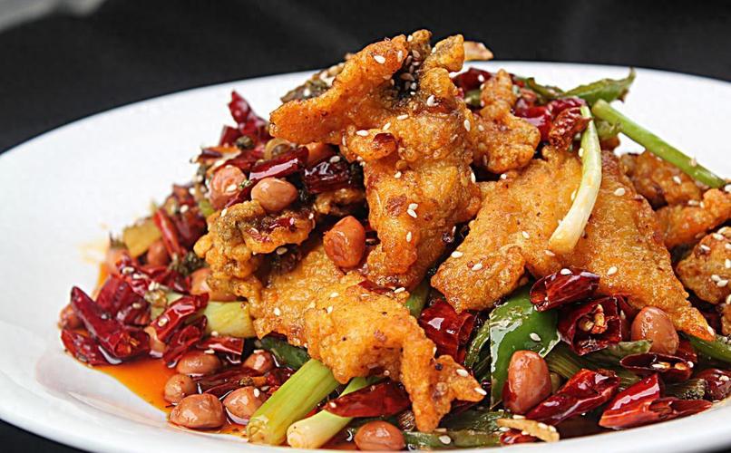 四川回锅鱼的家常做法窍门_鱼块腌制煎炸,配菜蒜苗,调料豆瓣酱 四川回锅鱼的家常做法窍门_鱼块腌制煎炸,配菜蒜苗,调料豆瓣酱