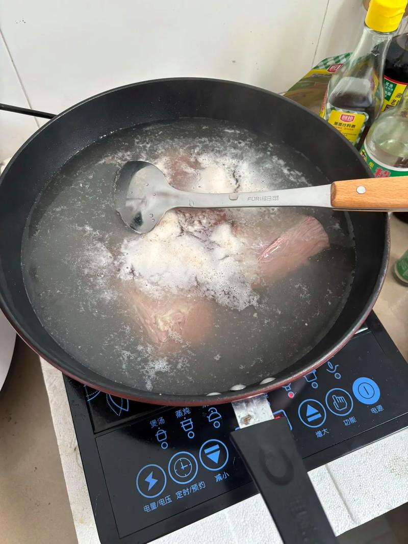 涮牛肉需要煮几分钟_涮牛肉时间有讲究，薄快厚慢，焯水更省时