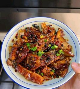 腊肉蒸完后，还咸怎么办_蒸腊肉太咸？热水泡30分钟去盐，小火慢蒸更香！