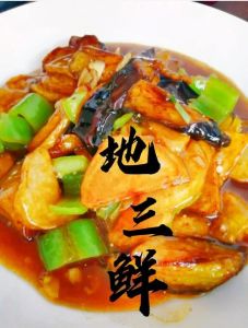 炖地三鲜的家常做法_雨天馋地三鲜，妈妈秘制茄子土豆芸豆，暖心暖胃！