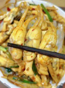 炒蛏子用焯水吗_炒蛏子先泡盐水吐沙，再快焯水锁鲜，最后大火快炒才鲜嫩不腥！