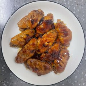 可乐鸡翅加了酱油还要盐吗_甜咸可口，酱油配比是关键