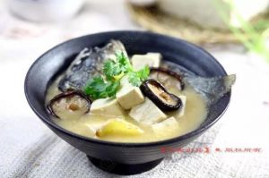 鲢鱼头焖豆腐的家常做法_鲜香下饭，汤汁浓郁