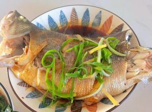白灼鲈鱼片需焯水几分钟_鲈鱼最佳烹饪时间，鲜嫩美味！