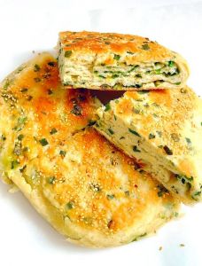韭菜葱油饼的做法_韭菜葱油饼，家常做法香酥脆