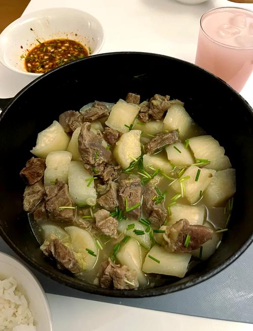 白萝卜胡萝卜炖牛肉的家常做法_带肥牛腩炖萝卜，香糯暖身好滋味