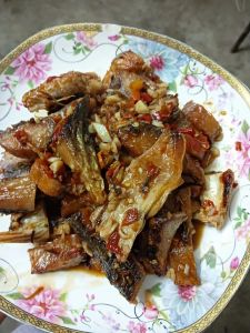 红烧腊鱼的做法大全家常菜做法_红烧腊鱼，咸香鲜辣，家常美味！