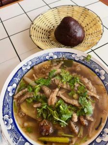 羊肉饼丝汤做法_铸铁锅羊肉饼丝汤，汤白饼香，家常美味！