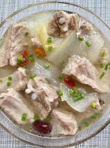 咸排骨汤的家常做法_小萝卜炖咸鲜排骨汤，鲜嫩咸香，汤色清亮！